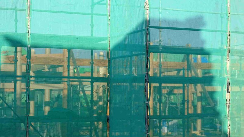 幕墙施工脚手架搭设：安全标准与关键要点**